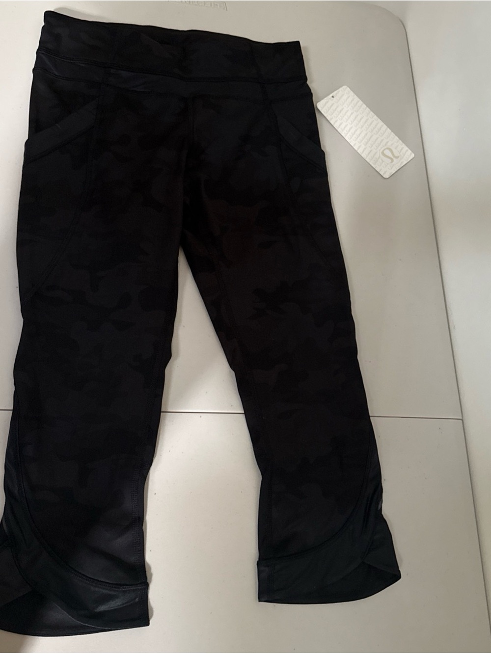 Lululemon Chase Me Crop II NWT Savasanna Camo Size 4